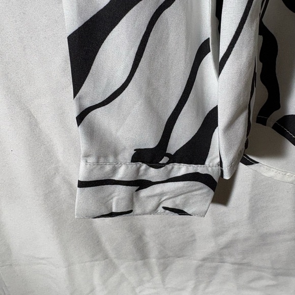 Black and White Abstract Print Women's Top - Picture 3 of 6